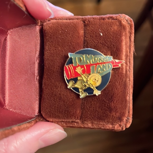 Vintage Tomorrow Land Donald Duck Pin - Picture 1 of 2